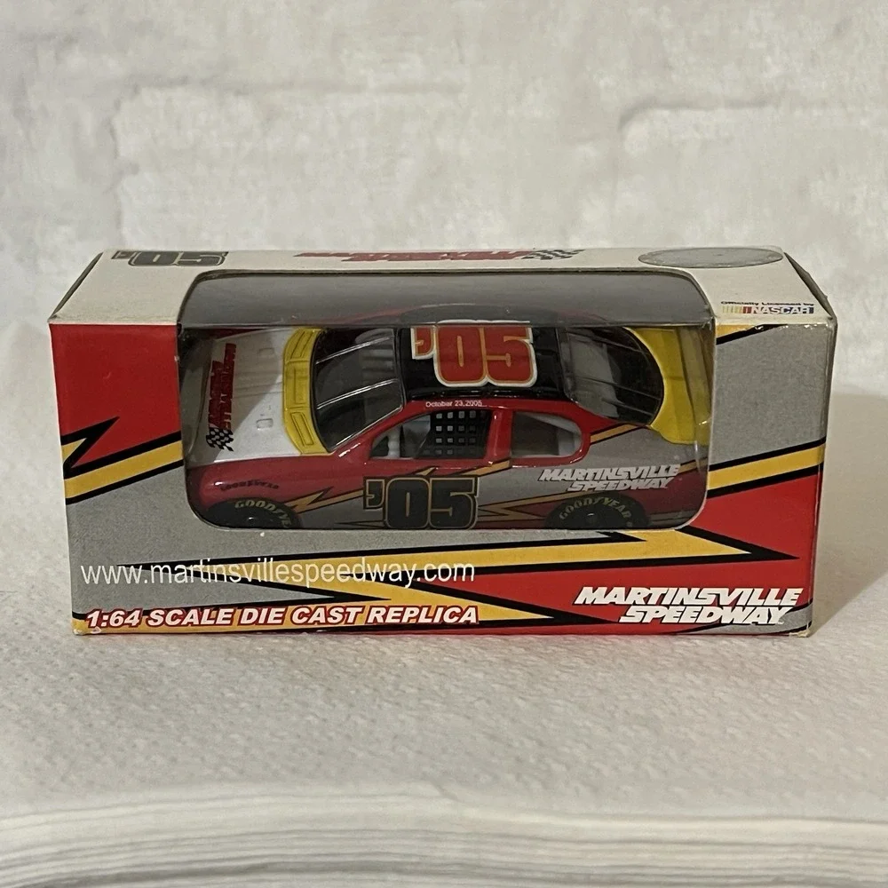 2005 ADVANCE AUTO PARTS 500 Die Cast 1:64 PROGRAM Car MARTINSVILLE SPEEDWAY